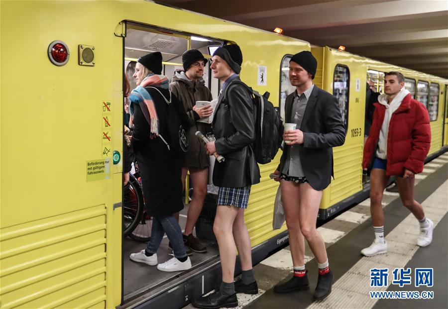 柏林举行“不穿裤子搭地铁”活动