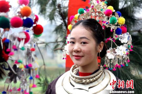 广西侗寨戏台落成 近千名“姑妈”挑礼回娘家庆祝